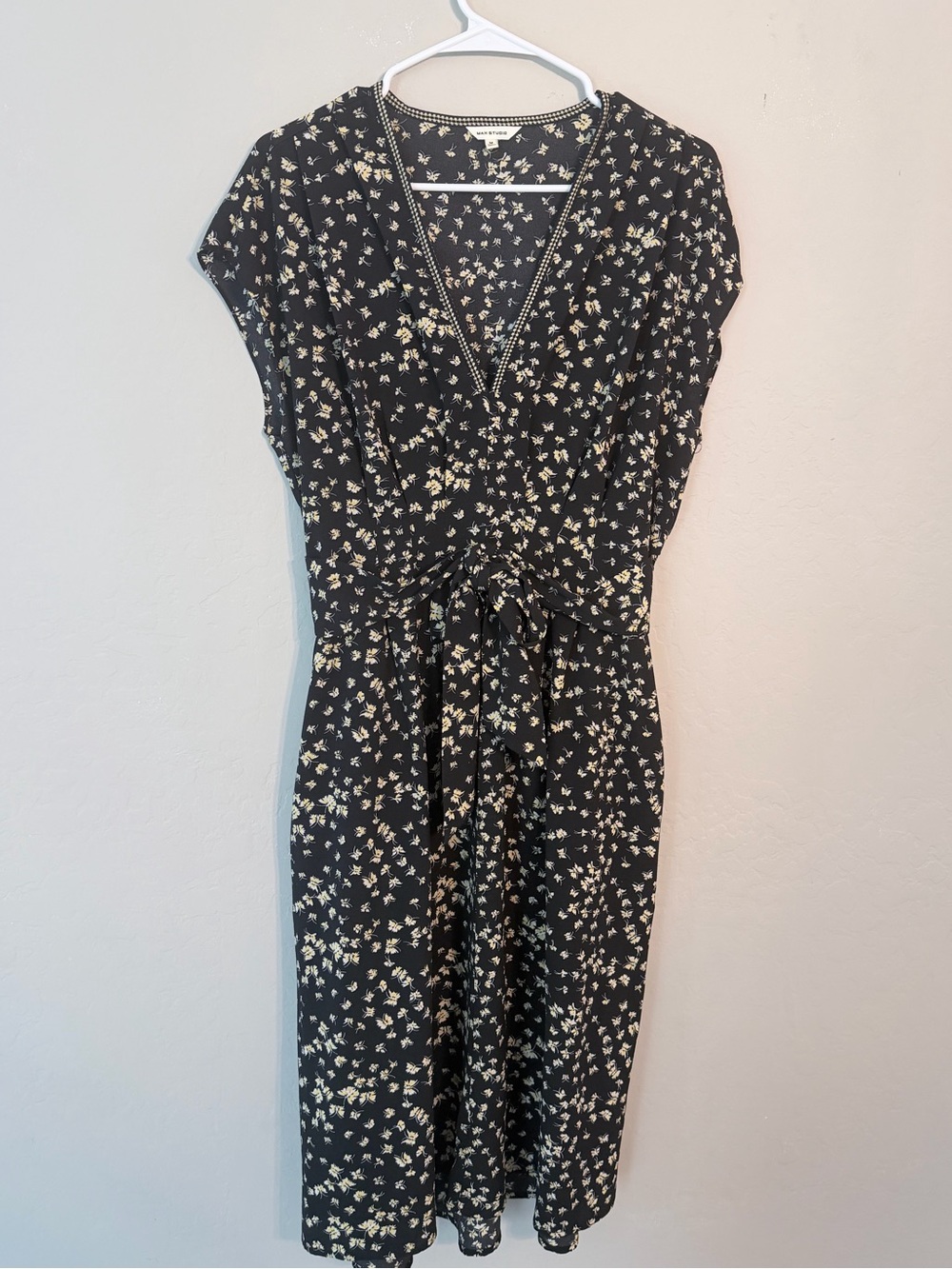 Black Floral V-Neck Tie-Waist Dress- medium